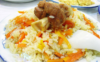 Die Uiguren essen zur ersten Mahlzeit die Puluo-Brötchen, die aus Reis, Lamm und Rosinen gemacht werden. Daneben gibt es auch Lammfleisch-Baozi (gedämpfente Brötchen mit Lammfleischfüllung) und Lammfleisch, das mit den Händen gegessen wird.