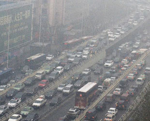 'Die Öffentlichkeit äußerte Besorgnis über die vielen dunstigen Tage', war im Jahr 2011 unter den Umweltthemen die häufigste Schlagzeile, wie China Environment News, eine Zeitung des Umweltministeriums, meldete.