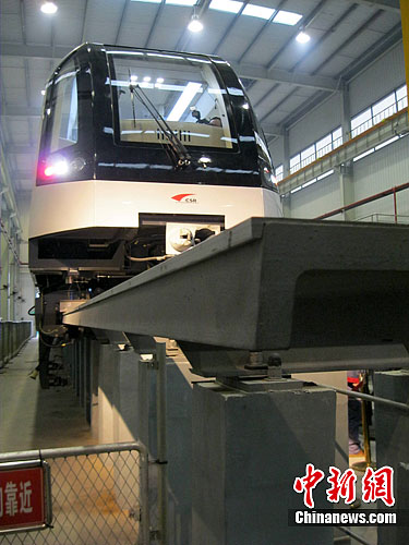 Die erste von China selbst entwickelte Magnetschwebebahn mittlerer und niedriger Geschwindigkeit ist gestern in der Provinz Hunan vom Band gelaufen. China ist damit das vierte Land weltweit, das eine derartige Technologie herstellen kann. Die erste von China selbst entwickelte Magnetschwebebahn mittlerer und niedriger Geschwindigkeit ist gestern in der Provinz Hunan vom Band gelaufen. China ist damit das vierte Land weltweit, das eine derartige Technologie herstellen kann.