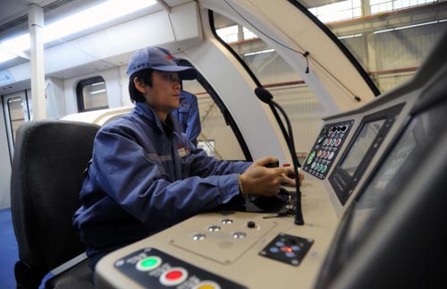 Die erste von China selbst entwickelte Magnetschwebebahn mittlerer und niedriger Geschwindigkeit ist gestern in der Provinz Hunan vom Band gelaufen. China ist damit das vierte Land weltweit, das eine derartige Technologie herstellen kann.