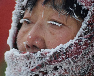 Am Montag hielt ein Einsnebel die bezirksfreie Stadt Hulun Buir im Autonomen Gebiet Innere Mongolei fest in seinem frostigen Griff. Die Sichtweite lag stellenweise bei unter 50 Metern.