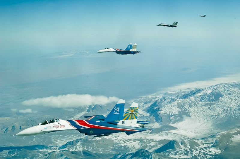 Die chinesische Nachrichtenagentur hat heute einige Bilder aus einem ausländischen Militärforum gezeigt, auf denen russische Kampfjets des Typs Su-27 gemeinsam mit den von den USA hergestellten Jets F-14 und F-4 'sehr harmonisch' fliegen