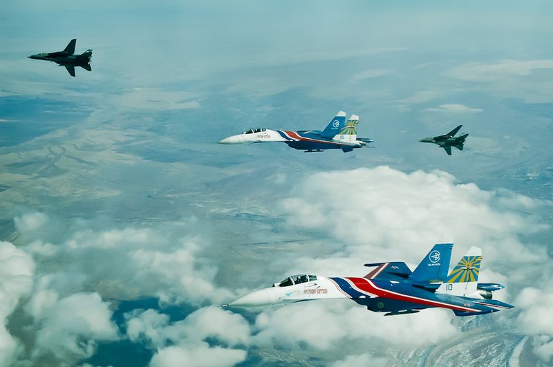 Die chinesische Nachrichtenagentur hat heute einige Bilder aus einem ausländischen Militärforum gezeigt, auf denen russische Kampfjets des Typs Su-27 gemeinsam mit den von den USA hergestellten Jets F-14 und F-4 'sehr harmonisch' fliegen
