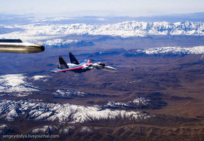 Die chinesische Nachrichtenagentur hat heute einige Bilder aus einem ausländischen Militärforum gezeigt, auf denen russische Kampfjets des Typs Su-27 gemeinsam mit den von den USA hergestellten Jets F-14 und F-4 'sehr harmonisch' fliegen