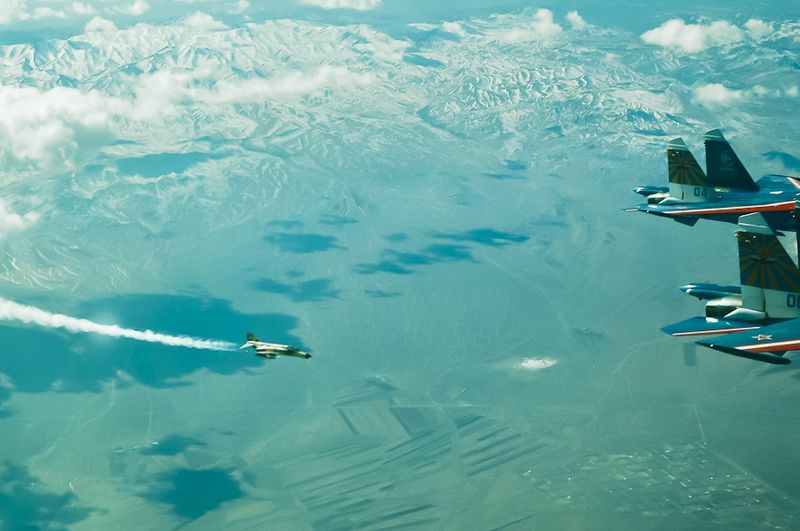 Die chinesische Nachrichtenagentur hat heute einige Bilder aus einem ausländischen Militärforum gezeigt, auf denen russische Kampfjets des Typs Su-27 gemeinsam mit den von den USA hergestellten Jets F-14 und F-4 'sehr harmonisch' fliegen