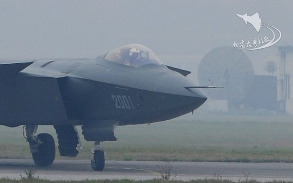 Die Erprobung des chinesischen selbst entwickelten Tarnkappenjets J-20 wird im neuen Jahr intensiv fortgesetzt.