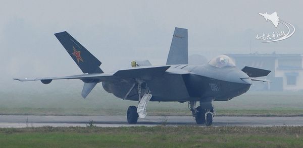 Die Erprobung des chinesischen selbst entwickelten Tarnkappenjets J-20 wird im neuen Jahr intensiv fortgesetzt.