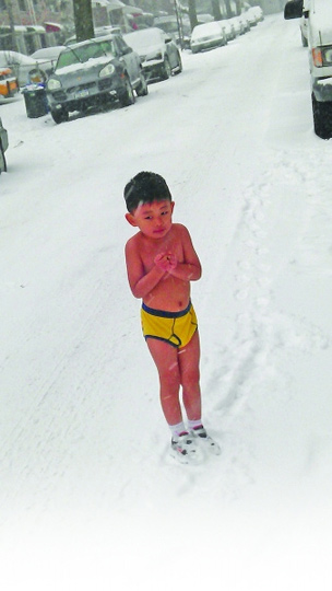 Erziehung oder Misshandlung? – Vater lässt Jungen nackt durch Schnee laufen