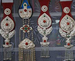 Schmuck war immer schon äußerst wichtig für die Tibeter. Besonders beliebt ist Silber. Allerdings haben Silberschmiede in Tibet kaum noch eine Chance, denn Juweliere fertigen ihren Schmuck mit der Maschine an.