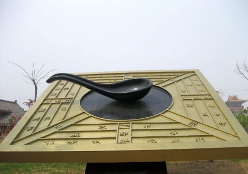 The earliest Chinese compasses were originally invented to harmonize environments and buildings in accordance with the geometric principles of Feng Shui. [nipic.com]