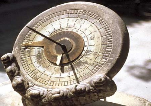 A sundial is an ancient instrument that measures time by the position of the sun. [haokanbu.com]