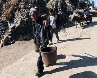 In den abgelegenen Dörfern der Stadt Qujing in der südchinesischen Provinz Yunnan müssen Einwohner ihr Wasser von weiten Wasserausgabestellen holen.