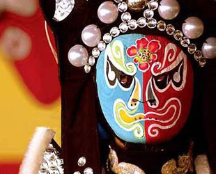 Die Peking-Oper ist ein wertvolles chinesisches Erbe mit einer Geschichte von 200 Jahren. Das Makeup der Darsteller ist ein notwendiges Element dieser einzigartigen Dramaform.