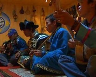 Kulturgüter zu erhalten ist ein Anliegen der meisten ethnischen Gruppen. Die Tuvas sind ein Volk vom autonomen Gebiet Xinjiang der Uiguren. Sie sind außergewöhnliche Sänger und Tänzer, und sie sind stolz auf ihre Kultur.