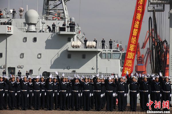 Die Schutzflotte besteht aus dem Raketenzerstörer 'Qingdao', der Raketenfregatte 'Yantai' und dem Nachschubschiff „Weishanhu“. An Bord befinden sich zwei Hubschrauber und 800 Soldaten, darunter 70 Angehörige einer Spezialeinheit der Marineninfanterie.