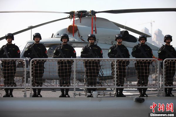 Die Schutzflotte besteht aus dem Raketenzerstörer &apos;Qingdao&apos;, der Raketenfregatte &apos;Yantai&apos; und dem Nachschubschiff „Weishanhu“. An Bord befinden sich zwei Hubschrauber und 800 Soldaten, darunter 70 Angehörige einer Spezialeinheit der Marineninfanterie.