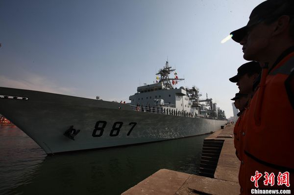 Die Schutzflotte besteht aus dem Raketenzerstörer &apos;Qingdao&apos;, der Raketenfregatte &apos;Yantai&apos; und dem Nachschubschiff „Weishanhu“. An Bord befinden sich zwei Hubschrauber und 800 Soldaten, darunter 70 Angehörige einer Spezialeinheit der Marineninfanterie.