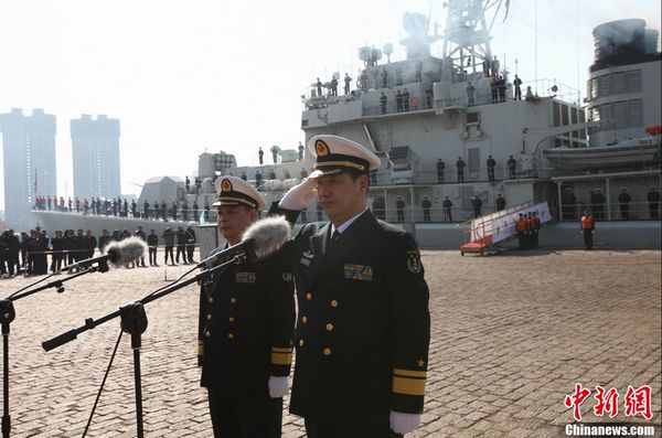 Die Schutzflotte besteht aus dem Raketenzerstörer &apos;Qingdao&apos;, der Raketenfregatte &apos;Yantai&apos; und dem Nachschubschiff „Weishanhu“. An Bord befinden sich zwei Hubschrauber und 800 Soldaten, darunter 70 Angehörige einer Spezialeinheit der Marineninfanterie.