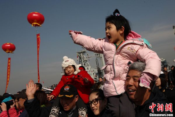 Die Schutzflotte besteht aus dem Raketenzerstörer &apos;Qingdao&apos;, der Raketenfregatte &apos;Yantai&apos; und dem Nachschubschiff „Weishanhu“. An Bord befinden sich zwei Hubschrauber und 800 Soldaten, darunter 70 Angehörige einer Spezialeinheit der Marineninfanterie.