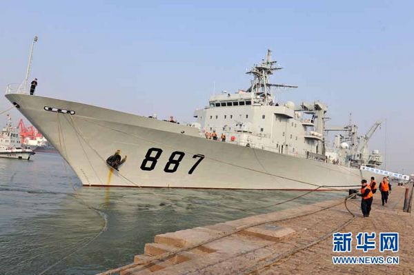 Die Schutzflotte besteht aus dem Raketenzerstörer &apos;Qingdao&apos;, der Raketenfregatte &apos;Yantai&apos; und dem Nachschubschiff „Weishanhu“. An Bord befinden sich zwei Hubschrauber und 800 Soldaten, darunter 70 Angehörige einer Spezialeinheit der Marineninfanterie.