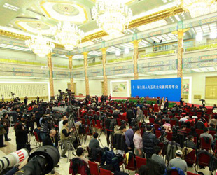 Die Pressekonferenz fand am 4. März um 11.00 Uhr in der Großen Halle des Volkes statt, im Vorfeld der 5. Tagung des 11. Nationalen Volkskongresses (NVK). Der Pressesprecher Li Zhaoxing informierte über die Tagesordnung der diesjährigen Tagung und beantwortete dabei Fragen bezüglich der Tagesordnung und der Arbeit des NVK.