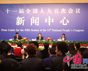 Heute um 15 Uhr wurde eine Pressekonferenz zur 5. Tagung des 11. Nationalen Volkskongresses (NVK) abgehalten. Der Leiter der Staatlichen Kommission für Entwicklung und Reform, Zhang Ping, informierte über die 'Wirtschaftslage und Makrosteuerung' und beantwortete die Fragen der Journalisten.