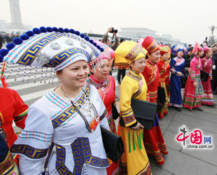 Weibliche NVK-Abgeordnete in den traditionellen Trachten ihrer Nationalitäten