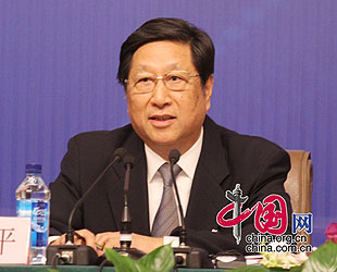 Zhang Ping, Vorsitzender der Staatlichen Kommission für Entwicklung und Reform (NDRC), erklärte heute auf einer Pressekonferenz im Rahmen der 5. Tagung des 11. Nationalen Volkskongresses in Beijing, dass China sein BIP-Wachstum schrittweise reduzieren werde, um die Volkswirtschaft umzustrukturieren.
