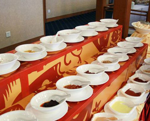 Was essen die religiösen Mitglieder oder die Abgeordneten von Nationalen Minderheiten bei der Politischen Konsultativkonferenz des Chinesischen Volkes (PKKCV)? Während der gesamten Jahrestagung der PKKCV werden mehr als 150 verschiedene Gerichte angeboten, jeden Tag mehr als zehn.