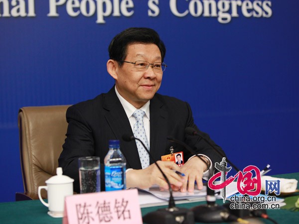 Im Rahmen der 5. Tagung des 11. NVK hat sich der chinesische Handelsminister Chen Deming heute der Presse gestellt. Bei der Pressekonferenz gab er zu, dass im libyschen Bürgerkrieg chinesische Bauprojekte im Wert von über 10 Milliarden Yuan zerstört wurden.