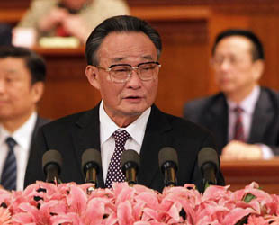 Am Freitag um 15 Uhr fand die 3. Plenarsitzung der 5. Tagung des 11. Nationalen Volkeskongresses (NVK) in der Großen Halle des Volkes statt. Wu Bangguo, Vorsitzender des Ständigen Ausschusses des Nationalen Volkeskongresses (NVK), legte den Tätigkeitsbericht vor.