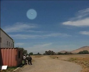 In einem Kurzfilm von einer chilenischen Luft-Show ist ein merkwürdiges UFO ausfindig gemacht worden. Dieses Flugobjekt mit einem extrem hohen Tempo taucht laut den Untersuchungen der Behörden in sieben separat aufgenommenen Videos auf.