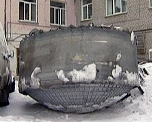 Ein gigantisches Fragment eines UFOs ist vor kurzem in einem abgelegenen Gebiet in Sibirien vom Himmel gefallen. Dies berichteten die russischen Medien. Nach Angaben von Roskosmos soll das U-Förmige Objekt nichts mit der menschlichen Raumtechnik zu tun haben.