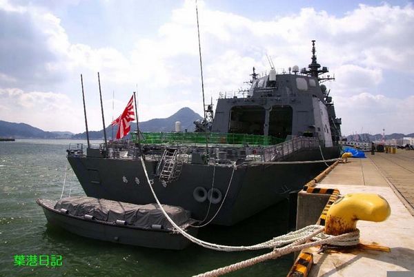 Japans Seestreitkräfte haben gestern den Militärhafen Sasebo in der Präfektur Nagasaki für Zivilisten geöffnet. Die Besucher konnten dort den Zerstörer Akizuki, das erste Schiff der neuen Akizuki-Klasse, hautnah erleben.