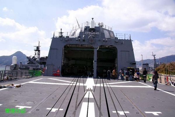 Japans Seestreitkräfte haben gestern den Militärhafen Sasebo in der Präfektur Nagasaki für Zivilisten geöffnet. Die Besucher konnten dort den Zerstörer Akizuki, das erste Schiff der neuen Akizuki-Klasse, hautnah erleben.