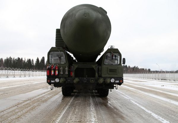 Die Topol-M kann einen nuklearen MARV-Sprengkopf mit einer Sprengkraft von 550 Kilotonnen TNT tragen. Zum Vergleich: Die über Hiroshima abgeworfene Atombombe hatte eine Sprengkraft von etwa 13 Kilotonnen.