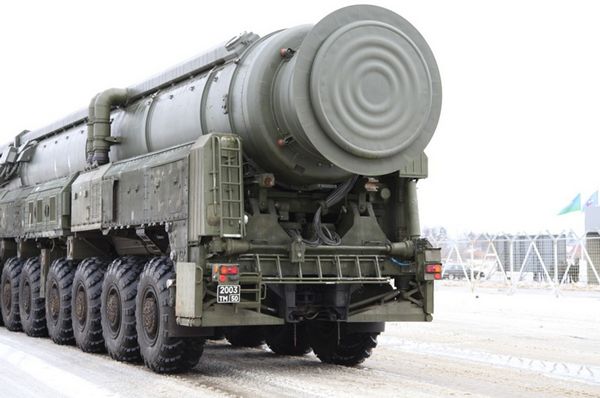 Die Topol-M kann einen nuklearen MARV-Sprengkopf mit einer Sprengkraft von 550 Kilotonnen TNT tragen. Zum Vergleich: Die über Hiroshima abgeworfene Atombombe hatte eine Sprengkraft von etwa 13 Kilotonnen.