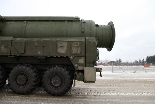 Die Topol-M kann einen nuklearen MARV-Sprengkopf mit einer Sprengkraft von 550 Kilotonnen TNT tragen. Zum Vergleich: Die über Hiroshima abgeworfene Atombombe hatte eine Sprengkraft von etwa 13 Kilotonnen.