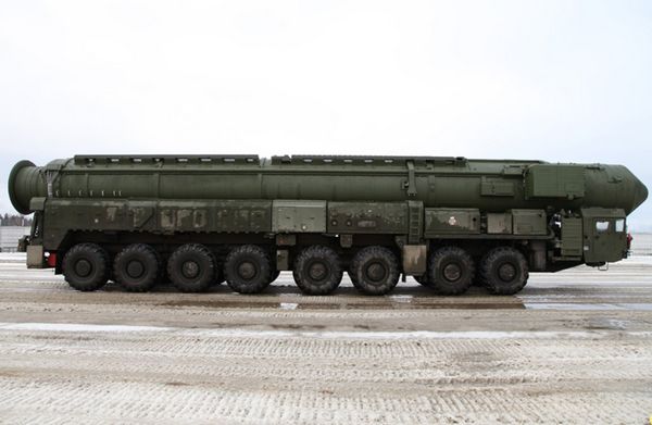 Die Topol-M kann einen nuklearen MARV-Sprengkopf mit einer Sprengkraft von 550 Kilotonnen TNT tragen. Zum Vergleich: Die über Hiroshima abgeworfene Atombombe hatte eine Sprengkraft von etwa 13 Kilotonnen.