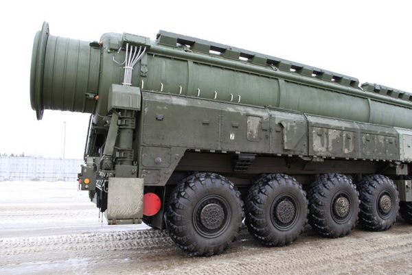 Die Topol-M kann einen nuklearen MARV-Sprengkopf mit einer Sprengkraft von 550 Kilotonnen TNT tragen. Zum Vergleich: Die über Hiroshima abgeworfene Atombombe hatte eine Sprengkraft von etwa 13 Kilotonnen.