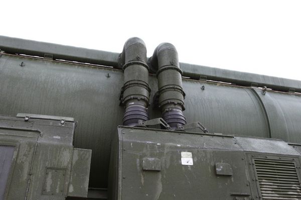 Die Topol-M kann einen nuklearen MARV-Sprengkopf mit einer Sprengkraft von 550 Kilotonnen TNT tragen. Zum Vergleich: Die über Hiroshima abgeworfene Atombombe hatte eine Sprengkraft von etwa 13 Kilotonnen.