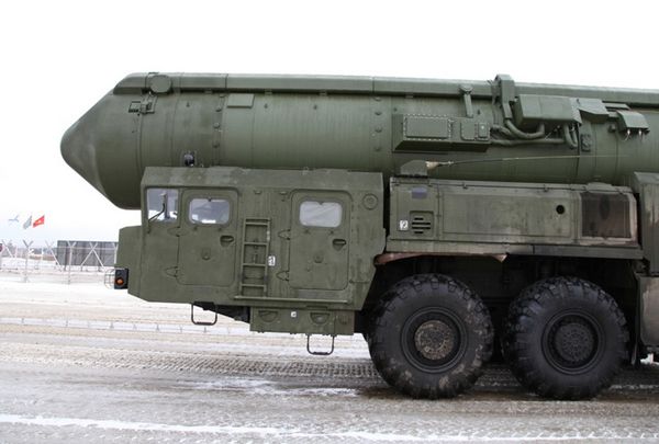 Die Topol-M kann einen nuklearen MARV-Sprengkopf mit einer Sprengkraft von 550 Kilotonnen TNT tragen. Zum Vergleich: Die über Hiroshima abgeworfene Atombombe hatte eine Sprengkraft von etwa 13 Kilotonnen.