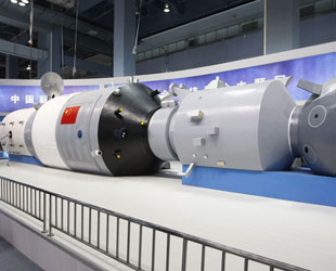 Die 10. Chongqinger Hightechmesse wurde am Donnerstag eröffnet. Dabei wurde auch ein Modell des Weltraummoduls Tiangong 1 und des nach einem Andockmanöver daran angeschlossenen Raumschiffs Shenzhou 8 präsentiert.