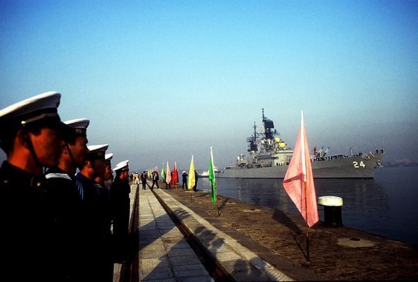 Am 5. November 1986 statteten drei US-Kriegsschiffe unter der Leitung des Kommandanten der Pazifikflotte Admiral James Lyons der Volksrepublik China einen einwöchigen offiziellen Besuch ab.