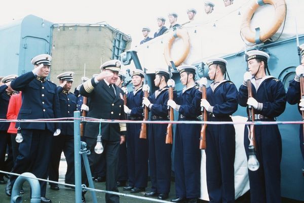 Am 5. November 1986 statteten drei US-Kriegsschiffe unter der Leitung des Kommandanten der Pazifikflotte Admiral James Lyons der Volksrepublik China einen einwöchigen offiziellen Besuch ab.