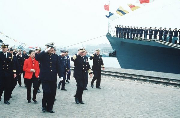 Am 5. November 1986 statteten drei US-Kriegsschiffe unter der Leitung des Kommandanten der Pazifikflotte Admiral James Lyons der Volksrepublik China einen einwöchigen offiziellen Besuch ab.