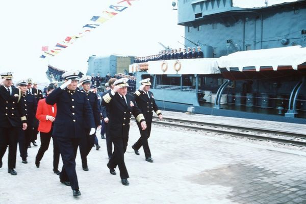 Am 5. November 1986 statteten drei US-Kriegsschiffe unter der Leitung des Kommandanten der Pazifikflotte Admiral James Lyons der Volksrepublik China einen einwöchigen offiziellen Besuch ab.