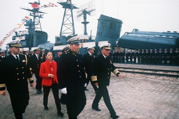 Am 5. November 1986 statteten drei US-Kriegsschiffe unter der Leitung des Kommandanten der Pazifikflotte Admiral James Lyons der Volksrepublik China einen einwöchigen offiziellen Besuch ab.