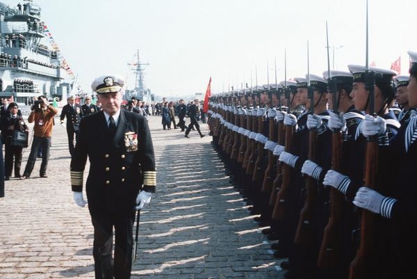 Am 5. November 1986 statteten drei US-Kriegsschiffe unter der Leitung des Kommandanten der Pazifikflotte Admiral James Lyons der Volksrepublik China einen einwöchigen offiziellen Besuch ab.