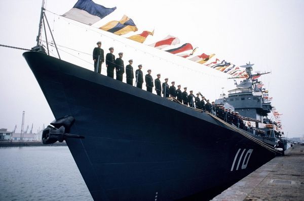 Am 5. November 1986 statteten drei US-Kriegsschiffe unter der Leitung des Kommandanten der Pazifikflotte Admiral James Lyons der Volksrepublik China einen einwöchigen offiziellen Besuch ab.